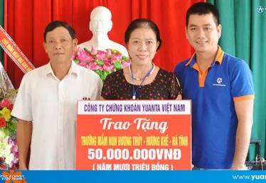 Công ty TNHH Chứng khoán YUANTA Việt Nam tặng 200 triệu đồng cho người dân vùng lũ Hương Khê