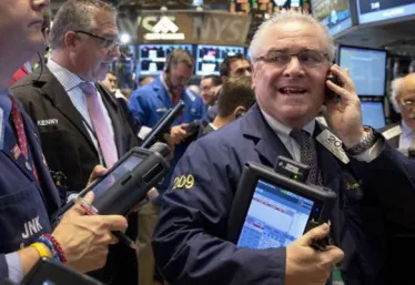 Loạt báo cáo lợi nhuận tốt đưa S&P 500 và Nasdaq Composite xác lập kỷ lục chứng khoán mới