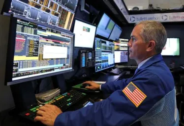 S&P 500 rút khỏi mức cao kỷ lục trước loạt báo cáo chứng khoán lợi nhuận trái chiều